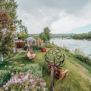 Along River Ridge Bed & Breakfast YYC